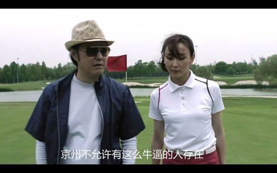 她站到了骆风棠的另一边，正仰着头笑眯眯望着骆风棠。